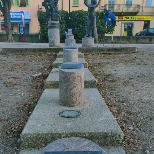 Il monumento alle vittime della violenza (foto di Cinzia Consolati)