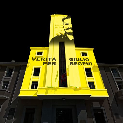 Municipio Pinerolo illuminato Verità per Giulio Regeni
