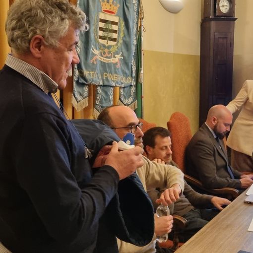 Davide Donelli, in primo piano, con in mano Opplà