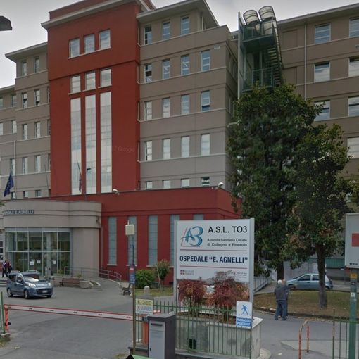 Per far spazio alla coda per i tamponi chiude il parcheggio dietro l’ospedale di Pinerolo