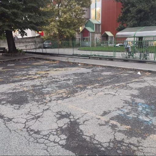 Le strisce praticamente scomparse di fronte all’ospedale