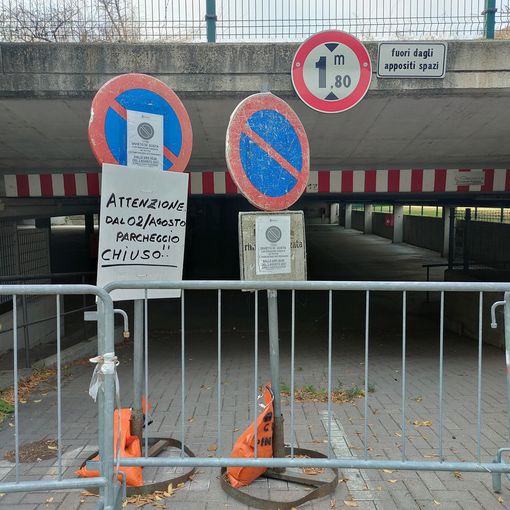 Il parcheggio seminterrato di via dei Mille a Pinerolo chiuso dal 2 agosto