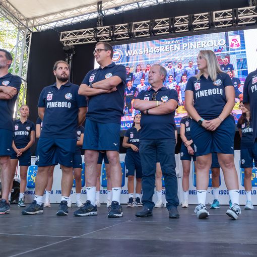 Lo staff con dietro le giocatrici (foto di Christian Bosio)