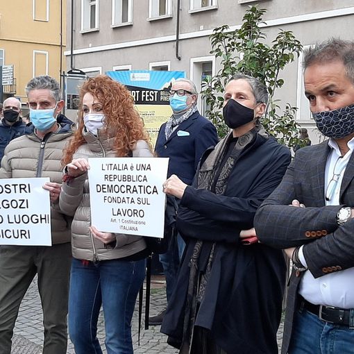 «Più controlli, no chiusure», i commercianti e gli artigiani in piazza a Pinerolo [FOTO e VIDEO]