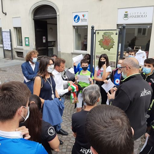 Scoppia la protesta del curling di fronte al Comune di Pinerolo (FOTO e VIDEO)