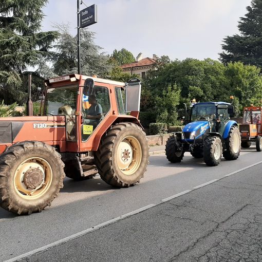 Oltre 30 trattori in corteo per protestare contro l’inceneritore a Frossasco [FOTO e VIDEO]