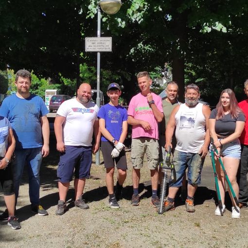 Un gruppetto di volontari che due sabati fa ha pulito il parco di Abbadia Alpina