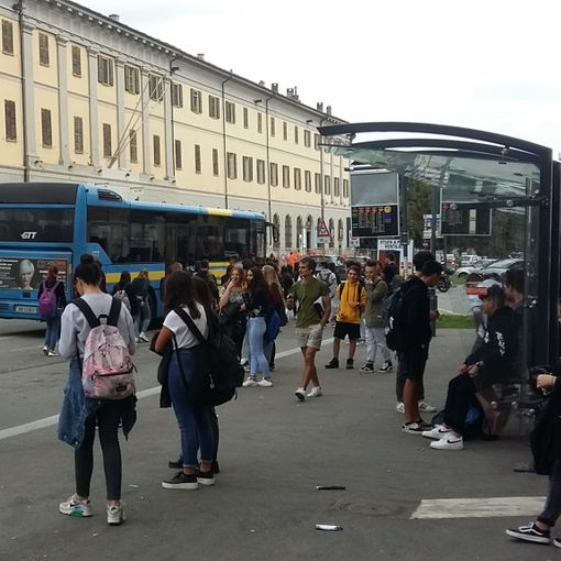 I ragazzi delle superiori a una fermata del bus di corso Torino a Pinerolo