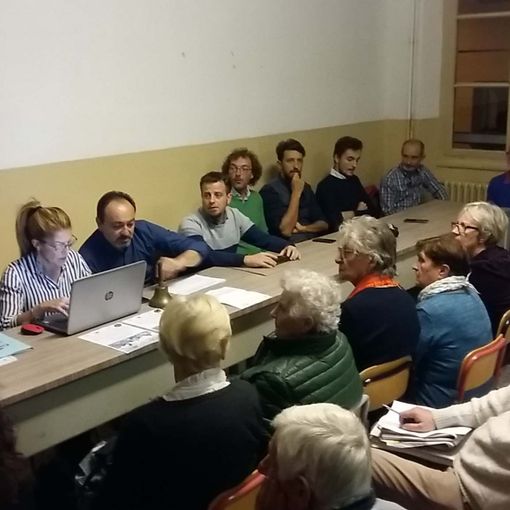 Il sindaco e gli assessori al tavolo della riunione
