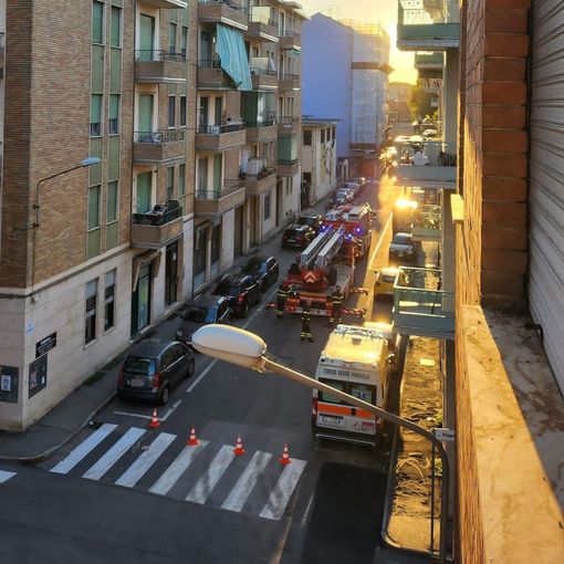 I vigili del fuoco e l'ambulanza in via Chiampo