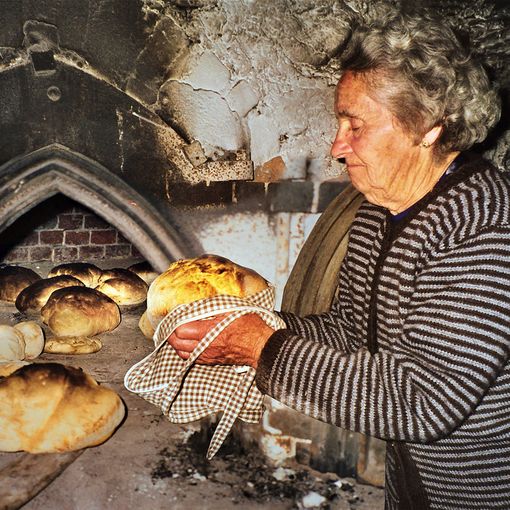 Una donna che sforna il pane a Pragelato