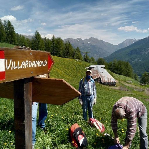 Si parte con il plaisentif e i forestali: i primi sentieri messi a punto dai volontari di Pragelato