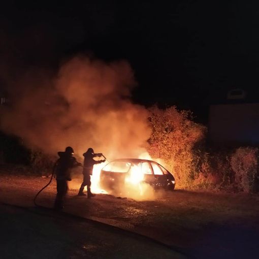 Auto in fiamme al Malan a San Germano Chisone