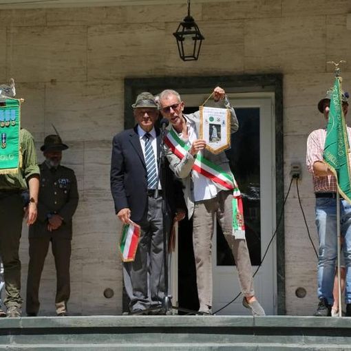 Il capogruppo Carlo Travers con il sindaco di San Germano Chisone Andrea Garrone