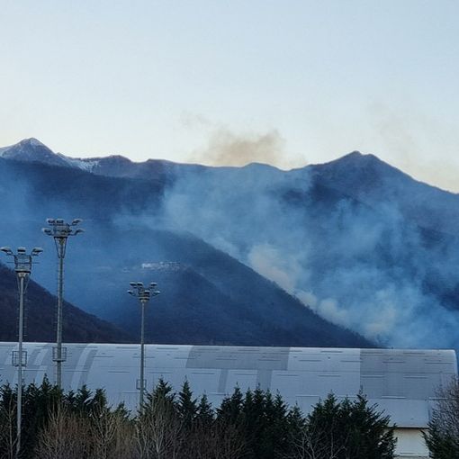 Il fumo dell’incendio nei boschi di San Germano Chisone