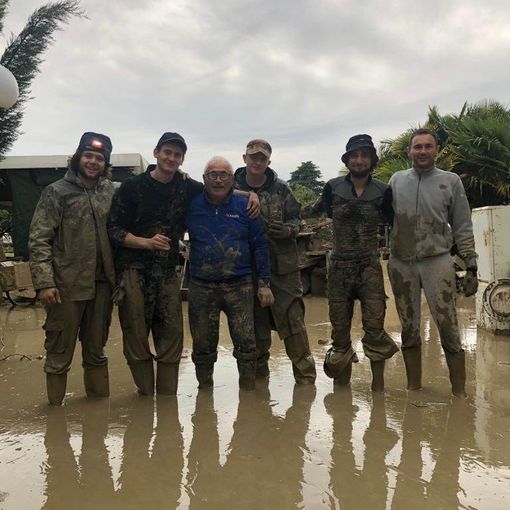 Da sinistra Gioele Orsello, Nathan Pons, il signor Antonio, Alex Pons, Simone Curti e un parente di Antonio