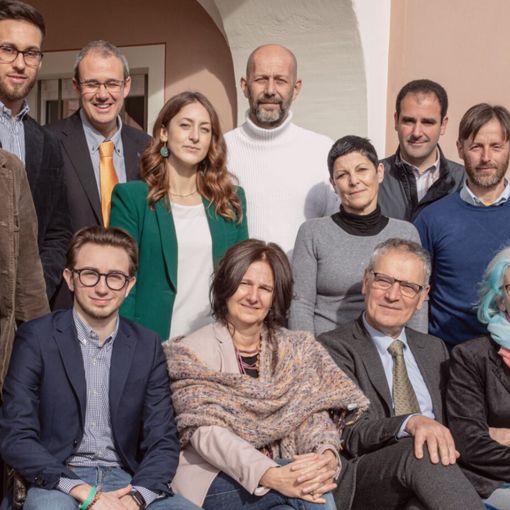 Pecchio, seconda da sinistra in basso, con i componenti della lista ‘Oltre 2023-2028