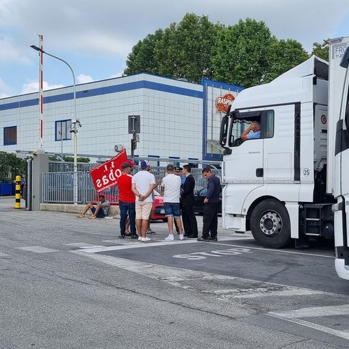 Il blocco dei tir alla Raspini