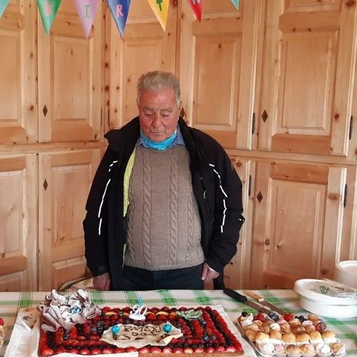 Sestriere: compie 90 anni il prete maestro di sci