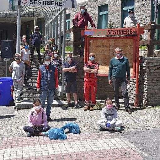 La carica dei cento volontari distanziati per ripulire Sestriere dai rifiuti