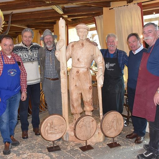 Lo scultore Carlo Piffer (a destra) con il sindaco Poncet, il presidente Roda e altri artisti
