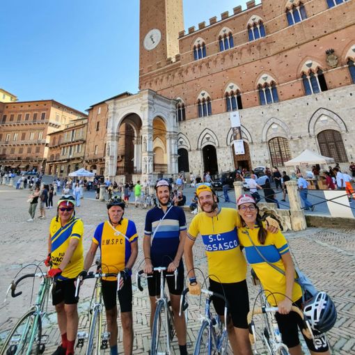 La famiglia Gili con l’amico torinese Claudio Bedin a Siena
