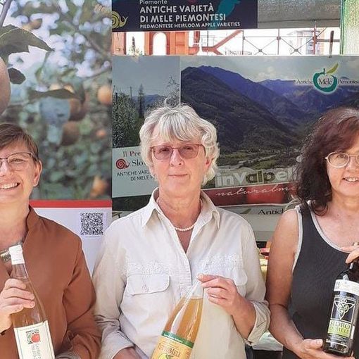 Federica Quattrocolo (a sinistra) ed Ines Pontet (a destra) di InValpellice, durante l’edizione 2022 di Terra Madre, assieme a Mirella Filippa ex segretaria della Scuola Malva Arnaldi di Bibiana