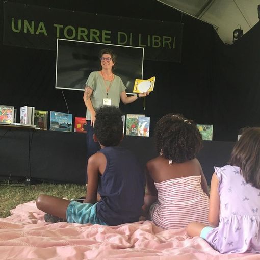 Alessandra Quaglia durante l’iniziativa Una Torre di libricini