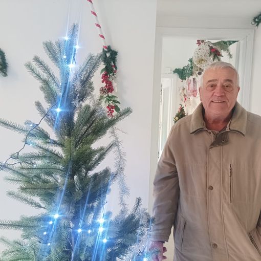 Il Babbo Natale Mimmo Aglì nella sua nuova ‘casa’ in allestimento