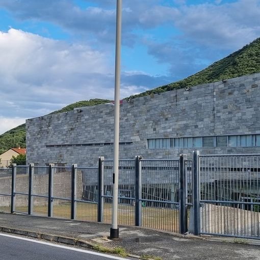 Il Palaghiaccio, una delle strutture protagoniste della giornata di sport di domani a Torre Pellice