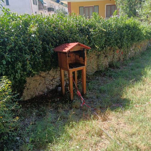 La casetta data alle fiamme