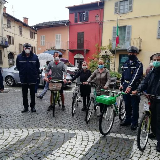 Una bicicletta abbandonata a servizio dei vigili di Torre Pellice