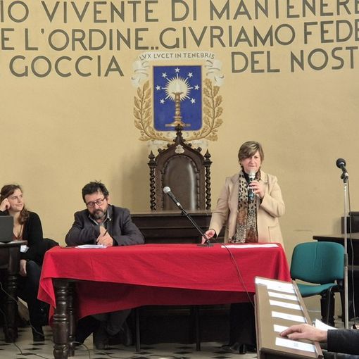 La moderatora Alessandra Trotta (in piedi), introduce la presentazione del progetto, assieme a Davide Rosso e Valeria Lucenti
