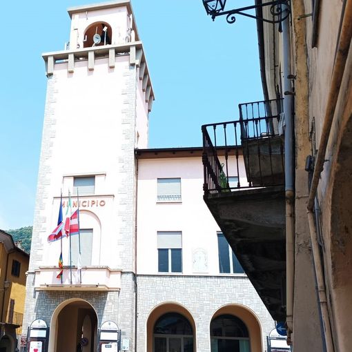 Il municipio di Torre con le antenne