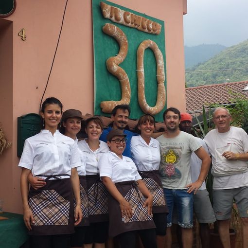 Da sinistra a destra Ilaria Poetto, Valeria Poetto, Lorena Davit, Sabrina Secci, Giovanni Poetto, Francesca Alunni, Gilbert Davit, Oussman Sowe e Daniele Romagnolo alla festa dei 30 anni nel 2018