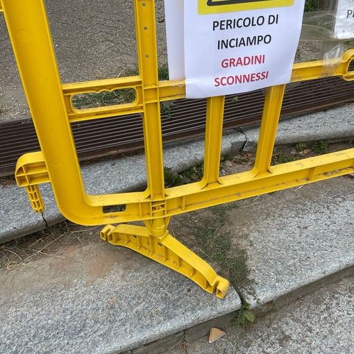 La scalinata di accesso a piazza Muston danneggiata dal pick-up