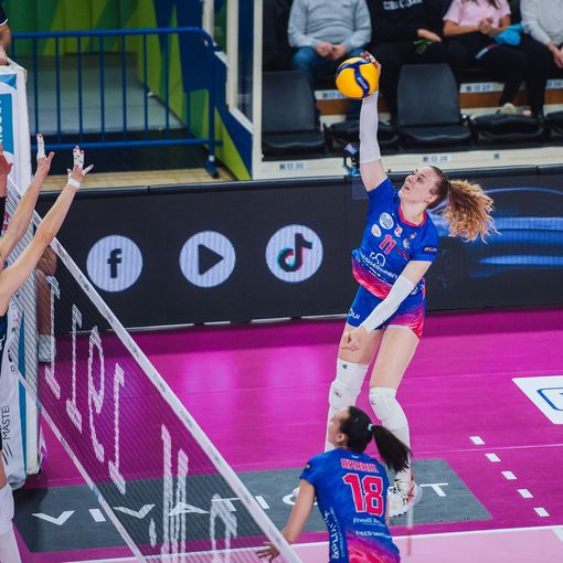 Un attacco di Storck nella gara di andata (foto Lega Volley Femminile)