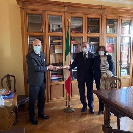 Bruno Zoccola al momento della consegna dell'onorificenza di Ufficiale dell'Ordine al merito