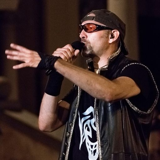 Franco Pautasso sul palco nei panni del Kom Vasco Rossi