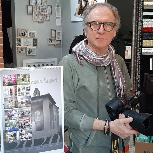 Gianni Morano con il calendario per San Bernardo