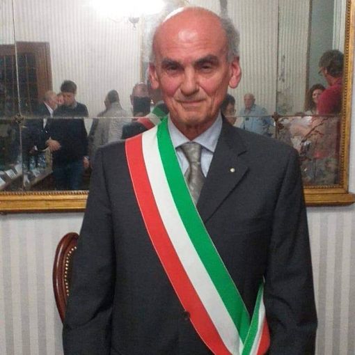 Luciano Abate con la fascia da sindaco