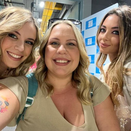 Martina Bertero, al centro, con le due professoresse de ‘L’Eredità’