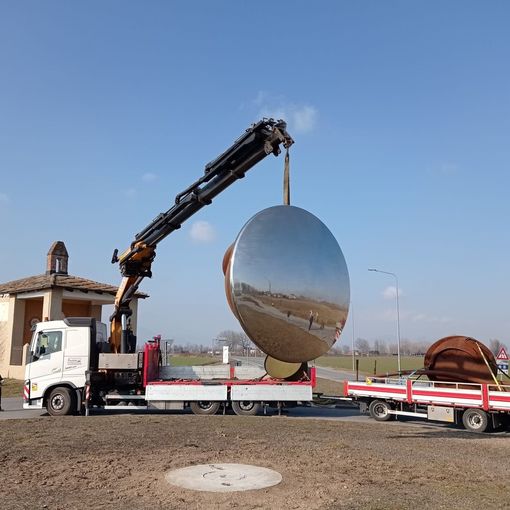 L’installazione della scultura di Elio Garis