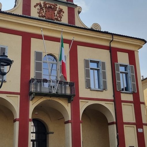 Maria Rosaria Reibaldi e sullo sfondo il Comune di Vigone