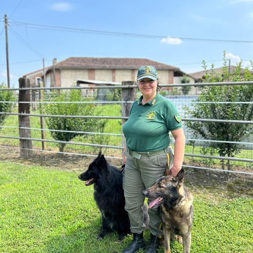 Alberina Cieri con due cani della nuova unità cinofila
