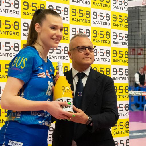Ungureanu vicina a Cicchiello nella premiazione come mvp nella gara contro Bergamo (foto di Christian Bosio)