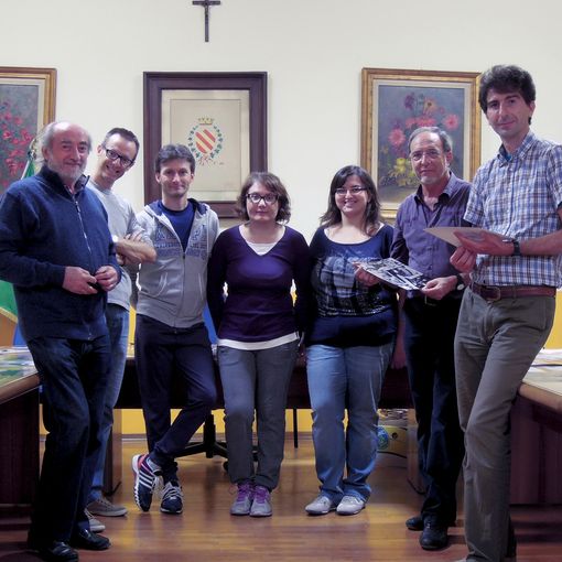 Pier Giorgio Adamini, a sinistra, con componenti del Consiglio di biblioteca e giurati del concorso fotografico di Villafranca Piemonte