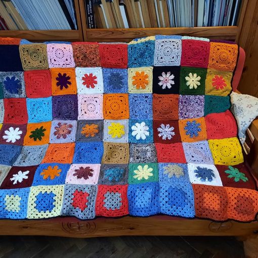 Una delle coperte realizzate durante il progetto ‘Tasselli colorati e tanti cuori insieme’