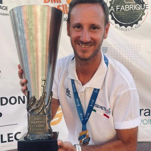Maurizio Allasia con il trofeo vinto ad Annecy