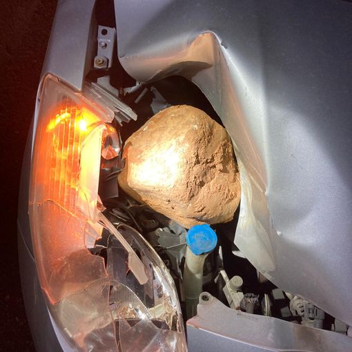Volvera: lanciano un masso dal cavalcavia dell’autostrada e colpiscono un’auto [FOTO]